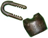 ★. 3 1/4″ high x 2 1/2″ wide. Iron body. Iron shackle.
