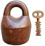 ★. 4″ high. Iron body. Iron shackle. Post key. Weight: 2lbs 4ozs.