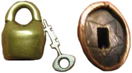 ★. 3/4″ high. Brass body. Brass shackle. Original brass key.